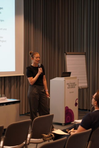 10_Helen_Vortag 2 10 Helen Vortag 2 1 683x1024 - TeamRehasport auf der therapie MÜNCHEN 2026 und dem 2. Rehasport-Kongress: Austausch, Trends und Branchenimpulse