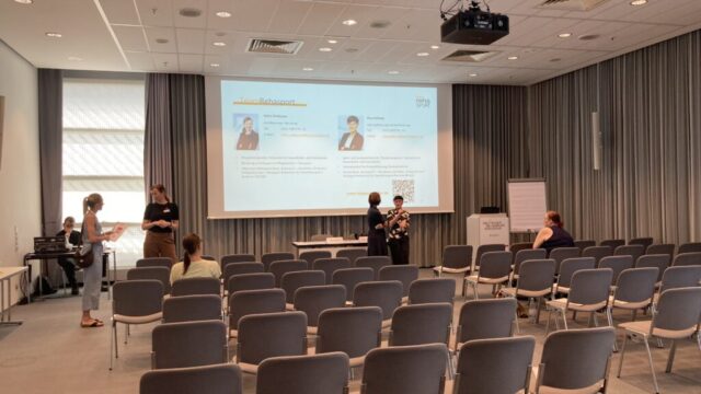 10_Im Gespcäh nach Votrag groß 10 Im Gespcaeh nach Votrag gross 1024x576 - TeamRehasport auf der therapie MÜNCHEN 2026 und dem 2. Rehasport-Kongress: Austausch, Trends und Branchenimpulse