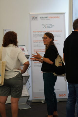 TeamRehasport_therapie München_Gespräche am Meetingpoint_Almut Ulrich TeamRehasport_therapie München_Gespräche am Meetingpoint_Almut Ulrich