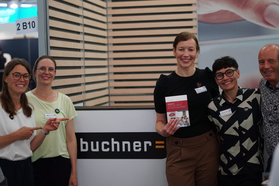 Rehasport Buch in der 8 Auflage - Übergabe Buchner Therapie München